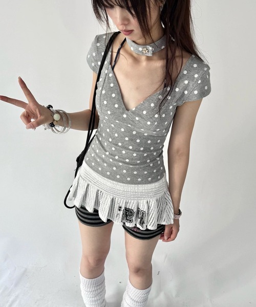 Sibra(シブラ)の「チョーカー付き ドット柄 Vネックトップス(Tシャツ/カットソー・レディース・グレー・M)」の3枚目の写真