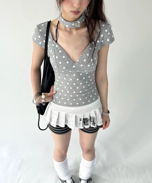Sibra(シブラ)の「チョーカー付き ドット柄 Vネックトップス(Tシャツ/カットソー・レディース・グレー・M)」の4枚目の写真