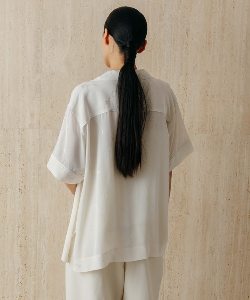 CREDONA（クレドナ）の「SATIN JQ SHIRTS/サテンジャガードシャツ（シャツ/ブラウス・レディース・アイボリー/ブラウン・FREE）」の3枚目の写真