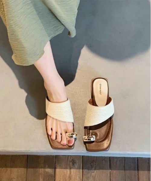 AMELY(エミリー)の「サムリングデザイン トングサンダル(サンダル・レディース・アイボリー/ベージュ/ブラック・38/39/35/37/36/40)」の1枚目の写真