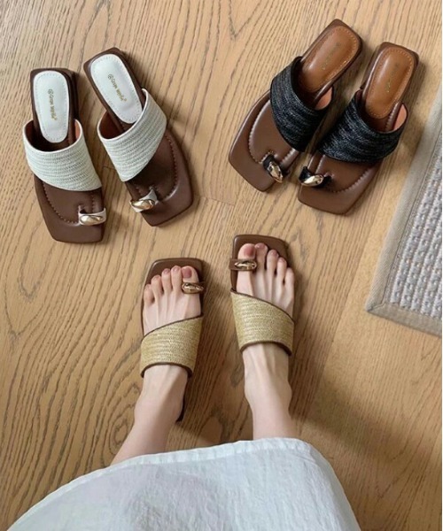 AMELY(エミリー)の「サムリングデザイン トングサンダル(サンダル・レディース・アイボリー/ベージュ/ブラック・38/39/35/37/36/40)」の4枚目の写真