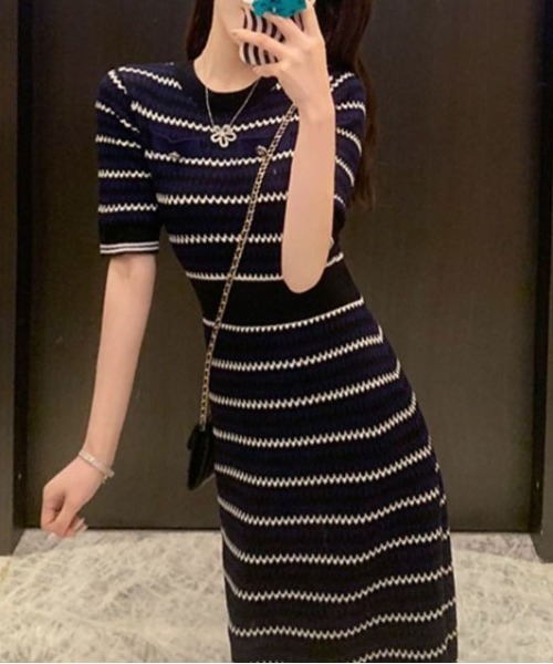 &soiree(アンドソワレ)の「ウェーブボーダー半袖ワンピース(ワンピース・レディース・サックスブルー・SMALL/MEDIUM/LARGE)」の2枚目の写真