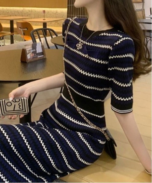 &soiree(アンドソワレ)の「ウェーブボーダー半袖ワンピース(ワンピース・レディース・サックスブルー・SMALL/MEDIUM/LARGE)」の4枚目の写真