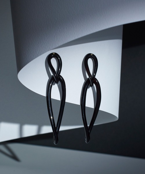 Irise coffret（イリスコフレ）の「［Monochrome］K10YG  天然石 ノワール ピアス｜Noir Earrings（ピアス（両耳用）・レディース・ブラック・ONE SIZE）」の3枚目の写真