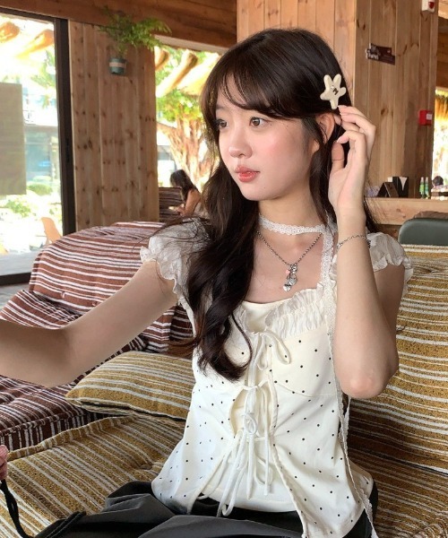 Ritzy(リッツィー)の「ドット柄レースストラップ前紐絞りTシャツ(Tシャツ/カットソー・レディース・ベージュ・M/S/L)」の1枚目の写真