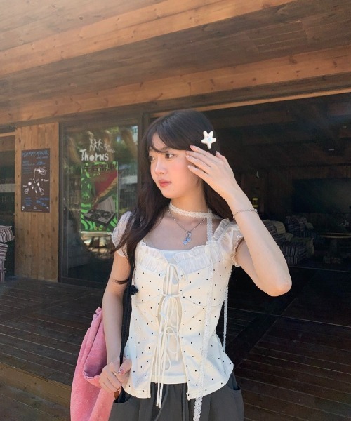 Ritzy(リッツィー)の「ドット柄レースストラップ前紐絞りTシャツ(Tシャツ/カットソー・レディース・ベージュ・M/S/L)」の2枚目の写真