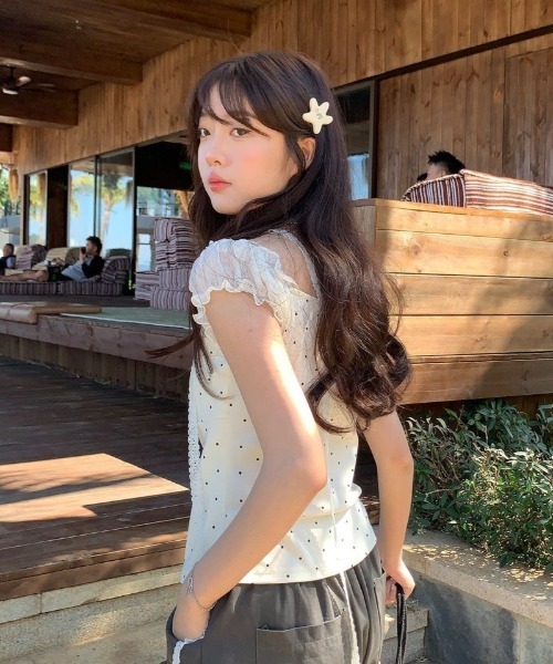 Ritzy(リッツィー)の「ドット柄レースストラップ前紐絞りTシャツ(Tシャツ/カットソー・レディース・ベージュ・M/S/L)」の4枚目の写真