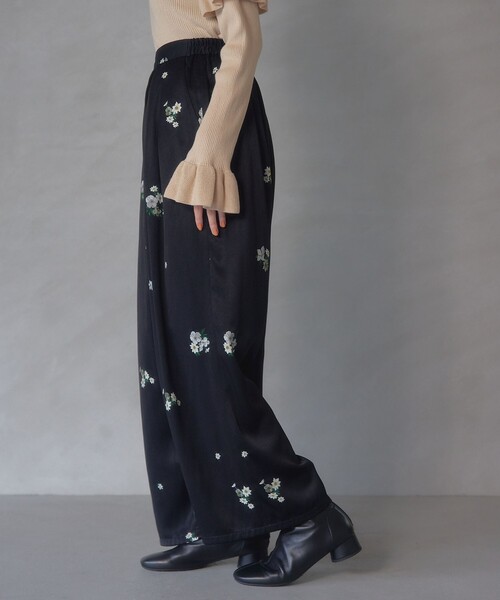 EMMEL REFINES(エメルリファインズ)の「<EMMEL REFINES>EM フラワープリント ラップライク パンツ(その他パンツ・レディース・マスタード/ブラック・S/M)」の10枚目の写真