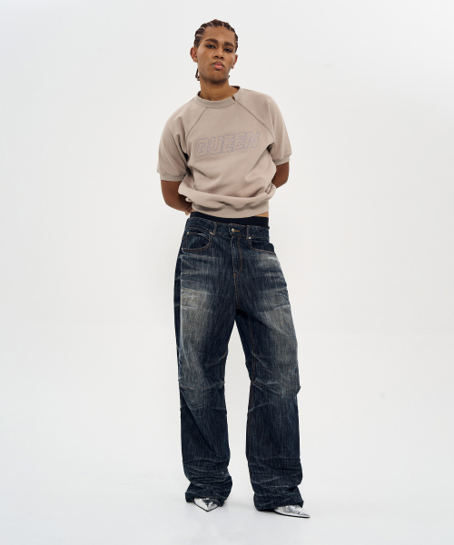 WORLDDILEMA（ワールドジレンマ）の「QUEEN EMBROIDERY CROP HALF SWEATSHIRT (KHAKI GREY)（スウェット・レディース・アッシュグレー・44/48）」の4枚目の写真