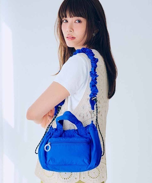 Live in comfort(リブインコンフォート)の「リブ イン コンフォート スタイリストくぼっち★とコラボ アクセ感覚で映える たっぷりミニくしゅくしゅショルダーバッグ(ショルダーバッグ・レディース・ロイヤルブルー/シルバー系その他・ONE SIZE)」の1枚目の写真
