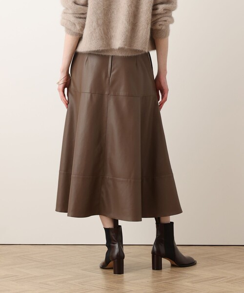 allureville（アルアバイル）の「フェイクレザーフレアスカート（スカート・レディース・ブラック・2/1）」の4枚目の写真