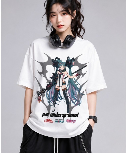 Sakka(サッカ)の「【初音ミク × UNDER GROUND コラボ ビッグシルエットTEE】(Tシャツ/カットソー・メンズ・ブラック/ホワイト・LARGE/MEDIUM)」の1枚目の写真
