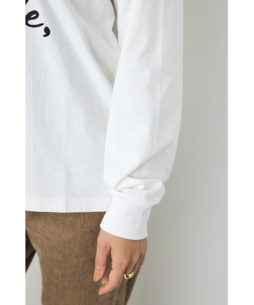 AZUL by moussy(アズールバイマウジー)の「アソートフォトプリントロンT 秋服 冬服 長袖 インナー【身長/骨格別着用画像あり】(Tシャツ/カットソー・レディース・レッド系その他/ライトブラック/オフホワイト・FREE)」の18枚目の写真