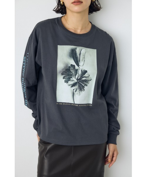 AZUL by moussy(アズールバイマウジー)の「アソートフォトプリントロンT 秋服 冬服 長袖 インナー【身長/骨格別着用画像あり】(Tシャツ/カットソー・レディース・レッド系その他/ライトブラック/オフホワイト・FREE)」の19枚目の写真