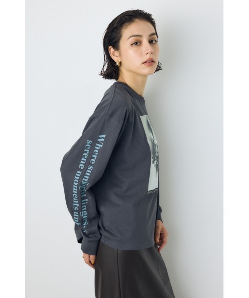 AZUL by moussy(アズールバイマウジー)の「アソートフォトプリントロンT 秋服 冬服 長袖 インナー【身長/骨格別着用画像あり】(Tシャツ/カットソー・レディース・レッド系その他/ライトブラック/オフホワイト・FREE)」の20枚目の写真
