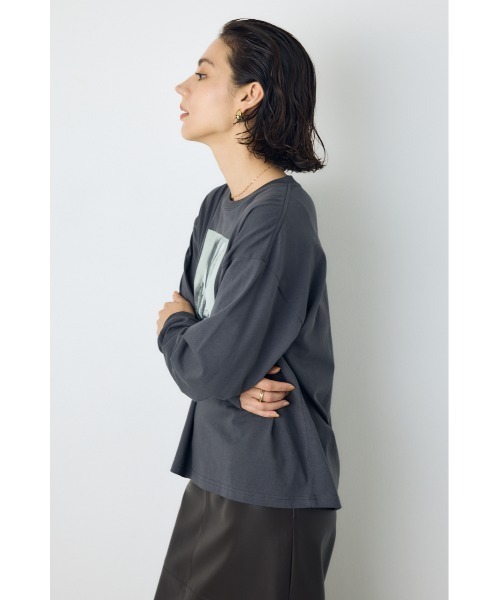 AZUL by moussy(アズールバイマウジー)の「アソートフォトプリントロンT 秋服 冬服 長袖 インナー【身長/骨格別着用画像あり】(Tシャツ/カットソー・レディース・レッド系その他/ライトブラック/オフホワイト・FREE)」の21枚目の写真