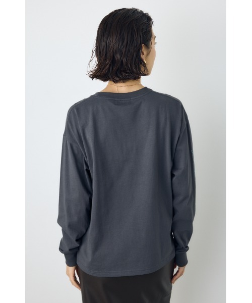 AZUL by moussy(アズールバイマウジー)の「アソートフォトプリントロンT 秋服 冬服 長袖 インナー【身長/骨格別着用画像あり】(Tシャツ/カットソー・レディース・レッド系その他/ライトブラック/オフホワイト・FREE)」の22枚目の写真