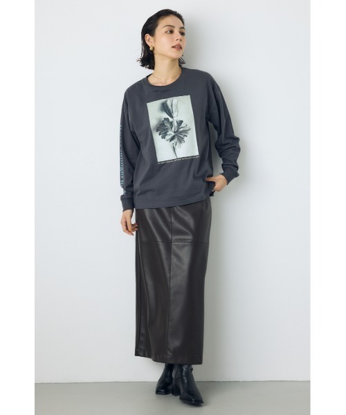 AZUL by moussy(アズールバイマウジー)の「アソートフォトプリントロンT 秋服 冬服 長袖 インナー【身長/骨格別着用画像あり】(Tシャツ/カットソー・レディース・レッド系その他/ライトブラック/オフホワイト・FREE)」の11枚目の写真