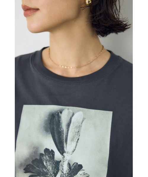 AZUL by moussy(アズールバイマウジー)の「アソートフォトプリントロンT 秋服 冬服 長袖 インナー【身長/骨格別着用画像あり】(Tシャツ/カットソー・レディース・レッド系その他/ライトブラック/オフホワイト・FREE)」の12枚目の写真