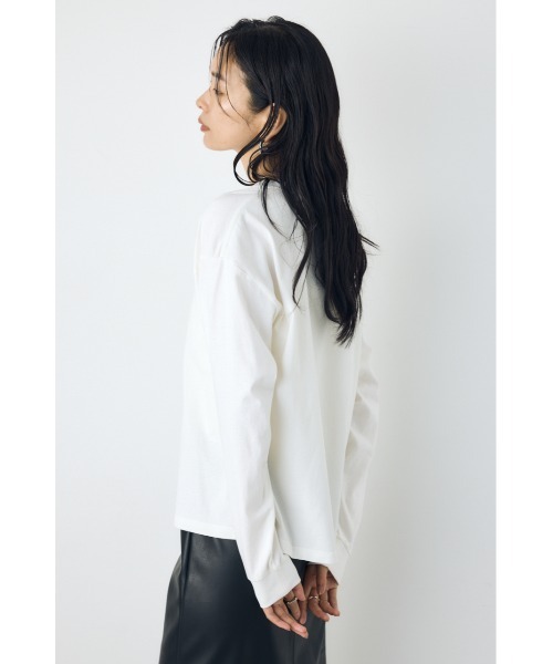 AZUL by moussy(アズールバイマウジー)の「アソートフォトプリントロンT 秋服 冬服 長袖 インナー【身長/骨格別着用画像あり】(Tシャツ/カットソー・レディース・レッド系その他/ライトブラック/オフホワイト・FREE)」の5枚目の写真