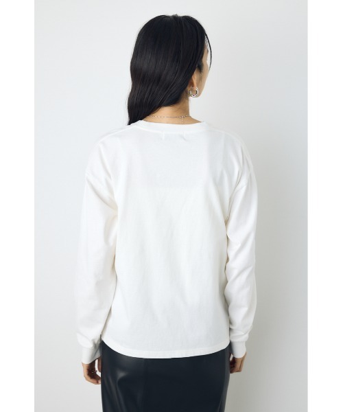 AZUL by moussy(アズールバイマウジー)の「アソートフォトプリントロンT 秋服 冬服 長袖 インナー【身長/骨格別着用画像あり】(Tシャツ/カットソー・レディース・レッド系その他/ライトブラック/オフホワイト・FREE)」の6枚目の写真