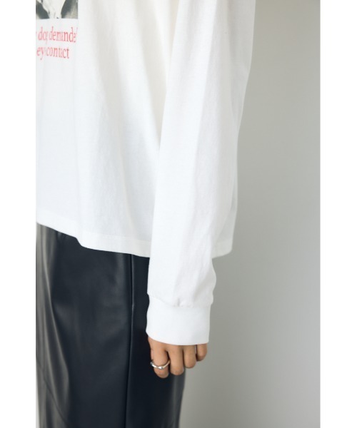 AZUL by moussy(アズールバイマウジー)の「アソートフォトプリントロンT 秋服 冬服 長袖 インナー【身長/骨格別着用画像あり】(Tシャツ/カットソー・レディース・レッド系その他/ライトブラック/オフホワイト・FREE)」の4枚目の写真