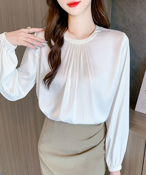 AMAJI(アマジ)の「クルーネック サテン長袖シャツ(シャツ/ブラウス・レディース・ホワイト・SMALL/MEDIUM/LARGE/X-LARGE)」の2枚目の写真