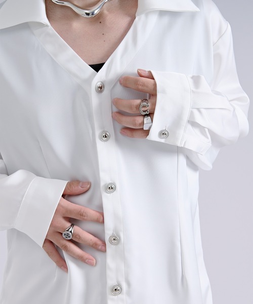 Ellno Loset(エルノロゼット)の「【SEME】metal button satin skipper shirt(シャツ/ブラウス・メンズ・オフホワイト/ブラック・SMALL/LARGE/MEDIUM)」の4枚目の写真