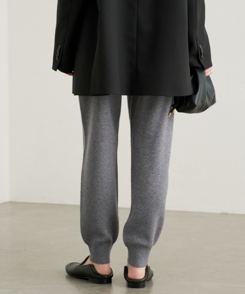 SLOBE IENA(スローブイエナ)の「《シリーズあり/》ウォッシャブルスムースニットジョガーパンツ(その他パンツ・レディース・ネイビー/チャコールグレー・FREE)」の6枚目の写真