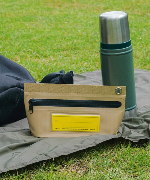 HIGHTIDE（ハイタイド）の「タープポーチ (S) 防水（ポーチ・レディース・カーキ/オレンジ/ブラウン/レッド/ブラック/ブルー/ホワイト/ベージュ/グレー・FREE）」の5枚目の写真