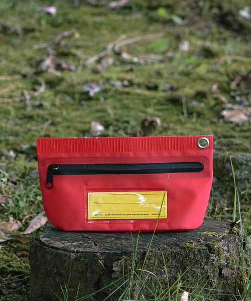 HIGHTIDE（ハイタイド）の「タープポーチ (S) 防水（ポーチ・レディース・カーキ/オレンジ/ブラウン/レッド/ブラック/ブルー/ホワイト/ベージュ/グレー・FREE）」の8枚目の写真