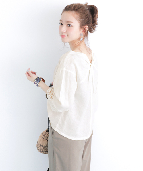 URBAN RESEARCH（アーバンリサーチ）の「UR 袖レースリネンブラウス（シャツ/ブラウス・レディース・ネイビー/サーモンピンク/オフホワイト・FREE）」の4枚目の写真