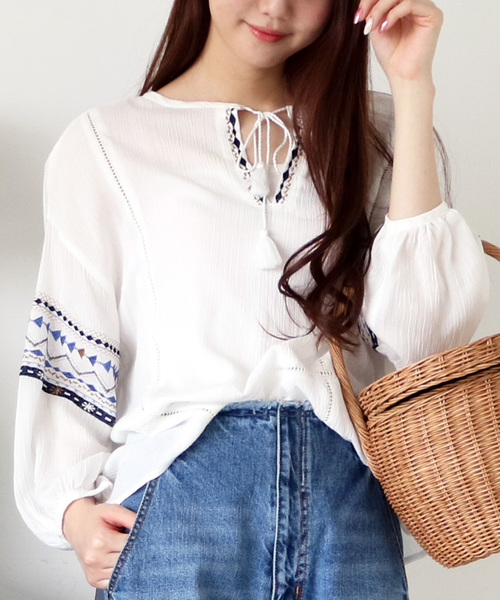 N.(N. Natural Beauty Basic)(エヌエヌナチュラルビューティーベーシック)の「【追加生産】エスニックエンブロイダリーブラウス(シャツ/ブラウス・レディース・ホワイト/ブラック・MEDIUM)」の2枚目の写真