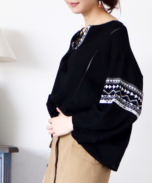 N.(N. Natural Beauty Basic)(エヌエヌナチュラルビューティーベーシック)の「【追加生産】エスニックエンブロイダリーブラウス(シャツ/ブラウス・レディース・ホワイト/ブラック・MEDIUM)」の1枚目の写真