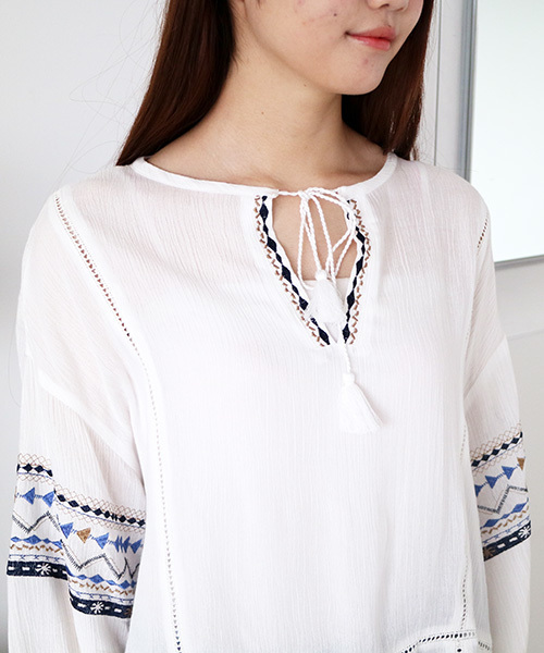 N.(N. Natural Beauty Basic)(エヌエヌナチュラルビューティーベーシック)の「【追加生産】エスニックエンブロイダリーブラウス(シャツ/ブラウス・レディース・ホワイト/ブラック・MEDIUM)」の7枚目の写真