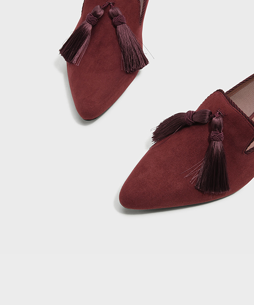 CHARLES & KEITH(チャールズ & キース)の「タッセルディテールローファー / TASSEL DETAIL LOAFERS(モカシン/デッキシューズ・レディース・ブラック/バーガンディー・22.5cm/23cm/24.5cm/23.5cm/25cm)」の6枚目の写真