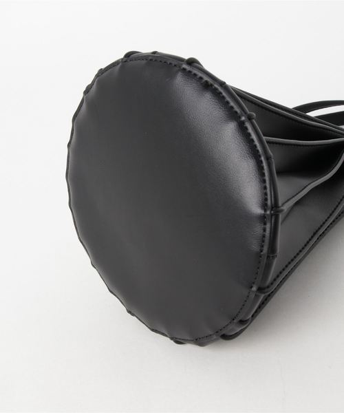 minia（ミニア）の「パネルプリーツ巾着バッグ（ハンドバッグ・レディース・ブラック/アイボリー/キャメル・FREE）」の6枚目の写真