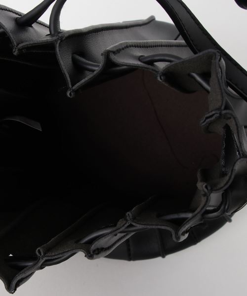 minia（ミニア）の「パネルプリーツ巾着バッグ（ハンドバッグ・レディース・ブラック/アイボリー/キャメル・FREE）」の5枚目の写真