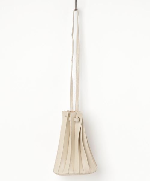 minia（ミニア）の「パネルプリーツ巾着バッグ（ハンドバッグ・レディース・ブラック/アイボリー/キャメル・FREE）」の8枚目の写真