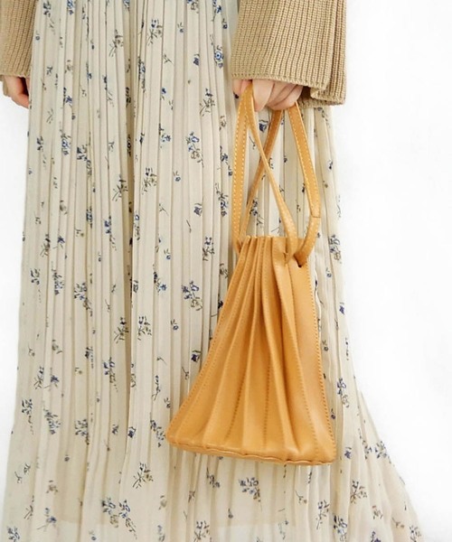 minia（ミニア）の「パネルプリーツ巾着バッグ（ハンドバッグ・レディース・ブラック/アイボリー/キャメル・FREE）」の16枚目の写真