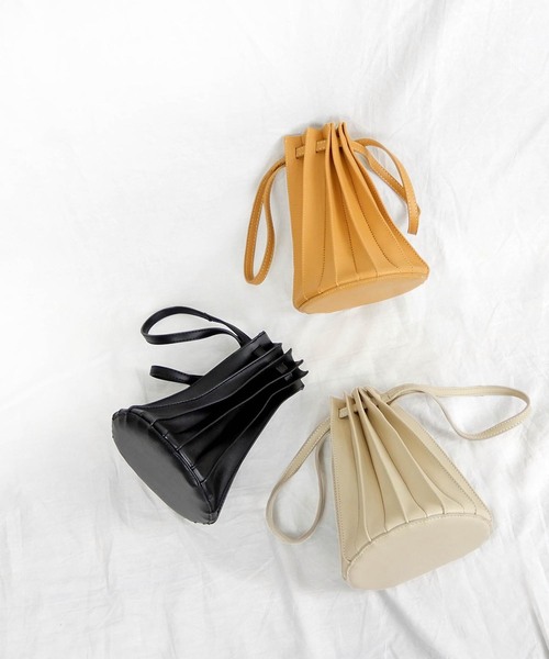 minia（ミニア）の「パネルプリーツ巾着バッグ（ハンドバッグ・レディース・ブラック/アイボリー/キャメル・FREE）」の17枚目の写真