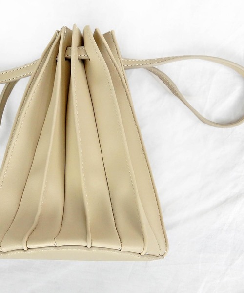minia（ミニア）の「パネルプリーツ巾着バッグ（ハンドバッグ・レディース・ブラック/アイボリー/キャメル・FREE）」の9枚目の写真