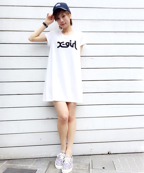 X-girl（エックスガール）の「LOGO S/S FLARE TEE DRESS（ワンピース・レディース・ホワイト/ブラック/ブルー・2/1）」の2枚目の写真