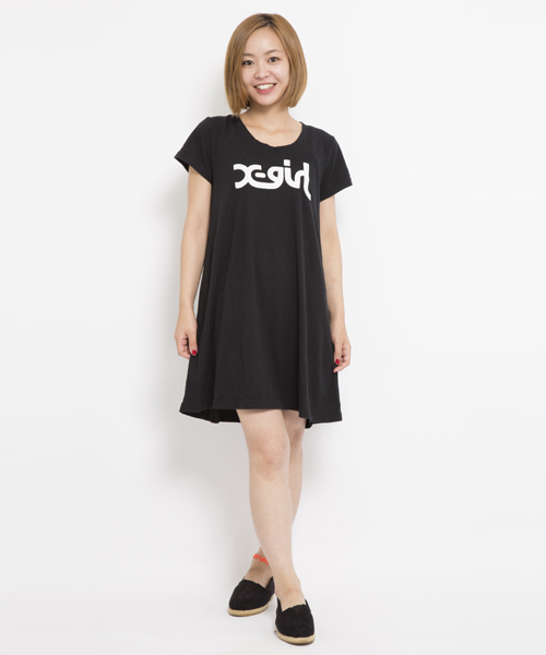 X-girl（エックスガール）の「LOGO S/S FLARE TEE DRESS（ワンピース・レディース・ホワイト/ブラック/ブルー・2/1）」の3枚目の写真