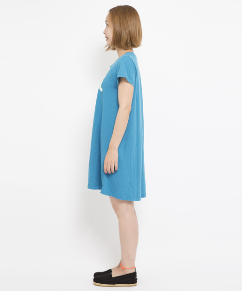 X-girl（エックスガール）の「LOGO S/S FLARE TEE DRESS（ワンピース・レディース・ホワイト/ブラック/ブルー・2/1）」の4枚目の写真