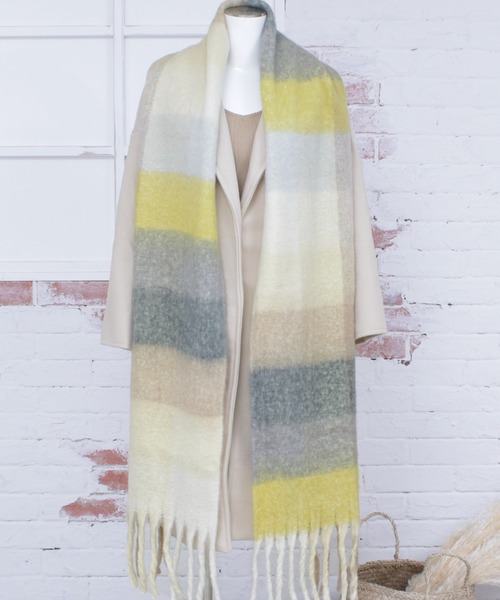 DAY CLOSET（デイ クローゼット）の「大判ミックスカラーフリンジストール マフラー（ストール/ショール・レディース・イエロー系その他/ピンクベージュ/ブラック×グリーン・ONE SIZE）」の5枚目の写真