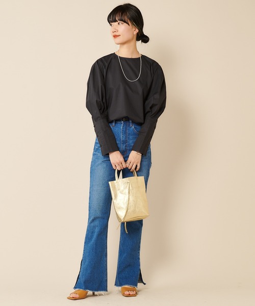 SHENERY（シーナリー）の「パフスリーブロングカフスブラウス（Tシャツ/カットソー・レディース・オフホワイト/ブラック/キャメル・FREE）」の11枚目の写真