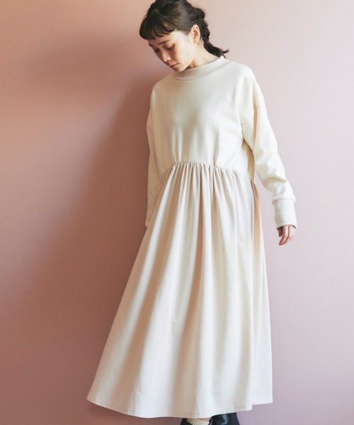 and R（アンドアール）の「ハイネックドッキングギャザーワンピース（ワンピース・レディース・ベージュ/アイボリー・FREE）」の2枚目の写真