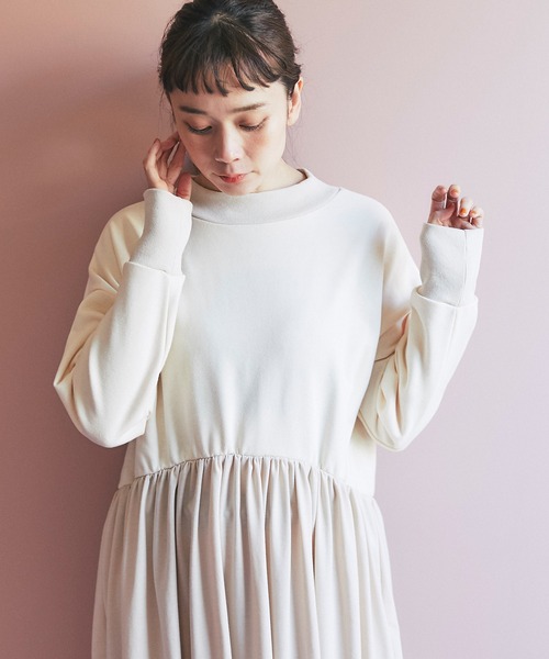 and R（アンドアール）の「ハイネックドッキングギャザーワンピース（ワンピース・レディース・ベージュ/アイボリー・FREE）」の5枚目の写真