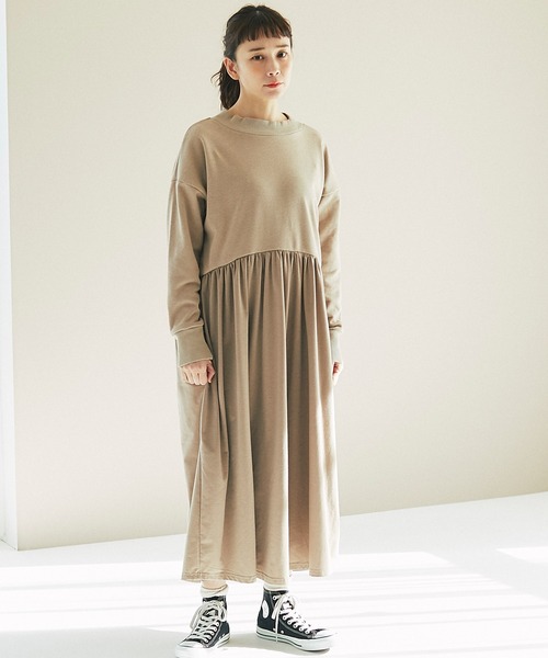 and R（アンドアール）の「ハイネックドッキングギャザーワンピース（ワンピース・レディース・ベージュ/アイボリー・FREE）」の3枚目の写真